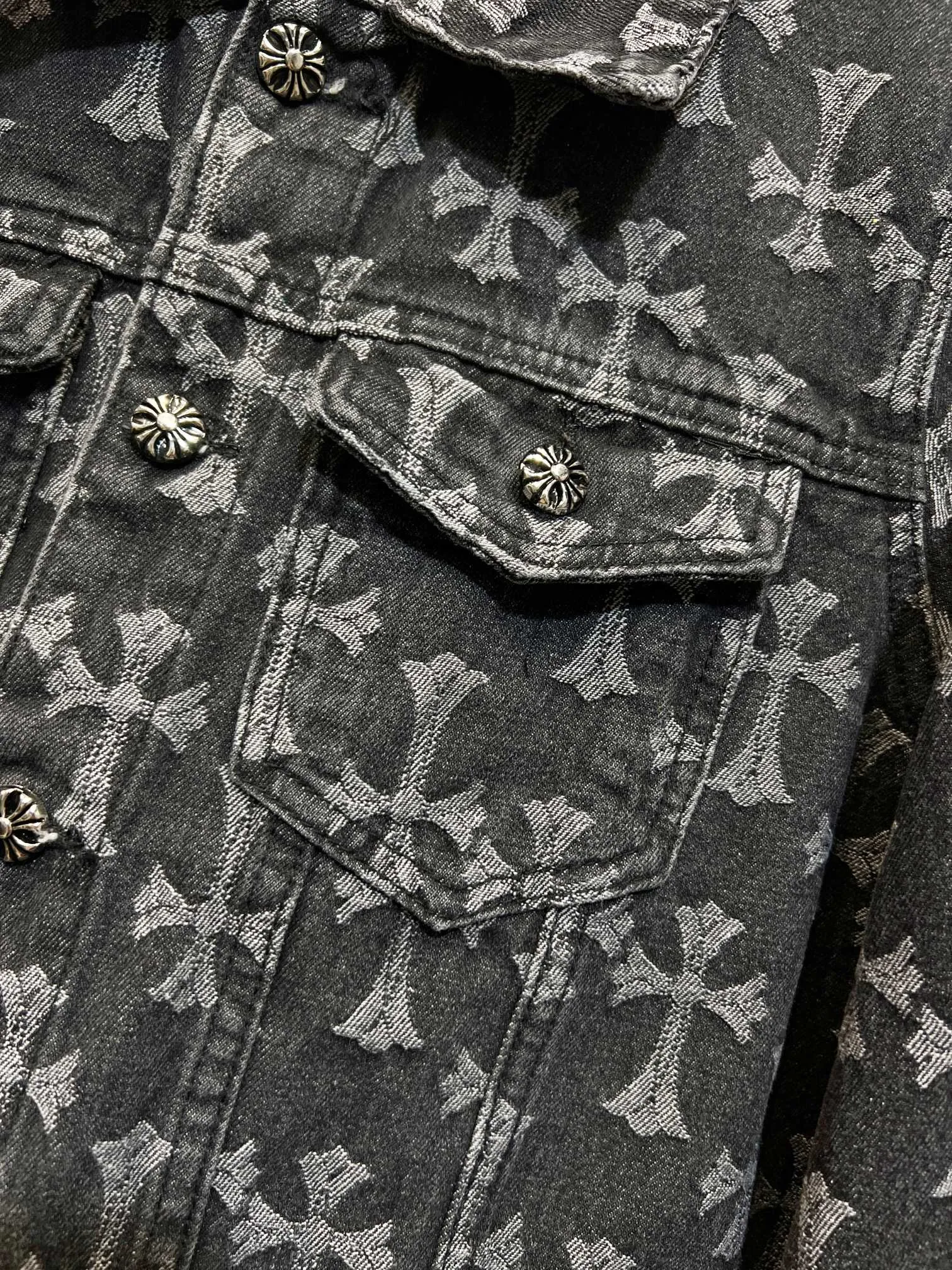 P250 Style No.: (r071) Chrome Hearts double-sided heavy-duty denim jacket with LOGO printed all over the jacquard. The same style as the Internet celebrity star. The cross-printed denim jacket has a unique cross design element and all-over printing, which is full of design. It is made of 100% denim cotton fabric with heavy coarse yarn count, which ensures a stiff and tough silhouette while being soft, comfortable and breathable. The lapel is designed with silver buttons and is full of texture. The classic white cross logo is all over the dress, making it a perfect versatile style for spring and summer! Customized jacquard fabric, you can wear it in various styles. This gender-neutral shirt is a must-have for nightclubs. It can be worn as a jacket for both men and women. It can be easily worn by both men and women! The original loose version is made of high-quality pure cotton fabrics. The fabric pattern is high-definition and delicate without burrs. It is comfortable and breathable to wear. All the buttons are molded and customized. It is casual and fashionable and can be matched with any bottoms. It can be windproof and sunproof in spring and summer. It can be worn outside in autumn and winter! Easily concave shape makes you look slimmer and taller, perfect for both men and women! Style number: Color: Black Size: S M L XL